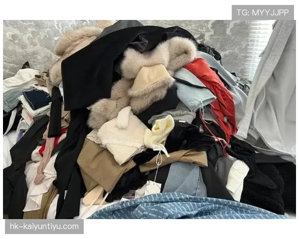 要是把梁伟铿的日常拍成综艺，第一期就翻他的银行卡和衣柜